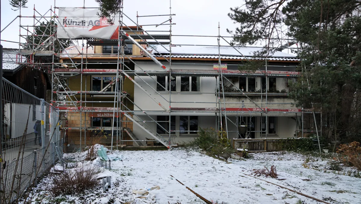 Man sieht eine Baustelle mit Gerüst.